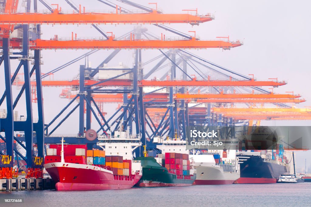 Recipiente de la terminal en el puerto - Foto de stock de Agua libre de derechos