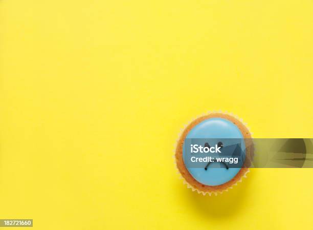 Foto de Triste No Rosto Cupcake Em Um Fundo Amarelo e mais fotos de stock de Bolinho - Bolinho, Tristeza, Alimentação Não-saudável