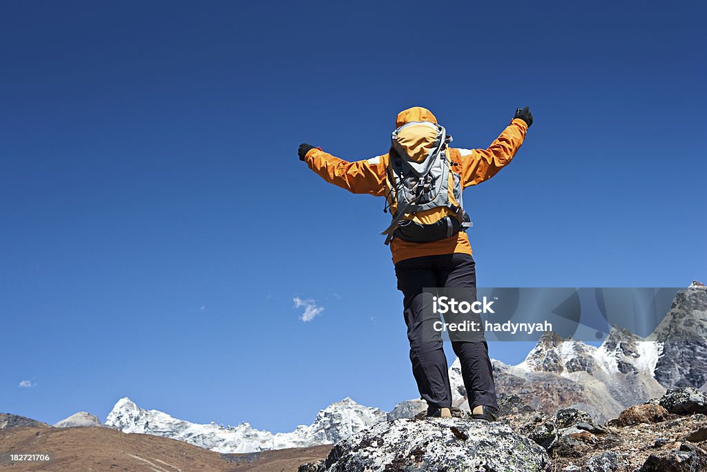 Botas de montaña con mujer mirando sobre Himalayas - Foto de stock de Adulto libre de derechos