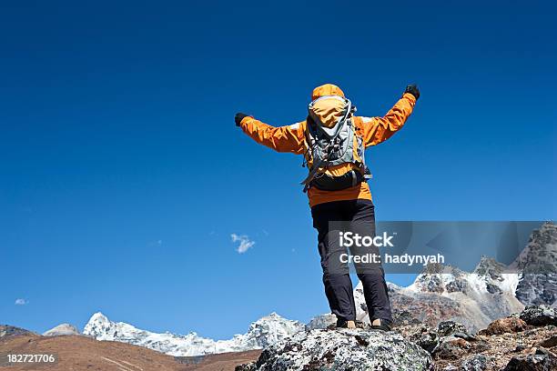 Botas De Montaña Con Mujer Mirando Sobre Himalayas Foto de stock y más banco de imágenes de Adulto - Adulto, Aire libre, Aislado