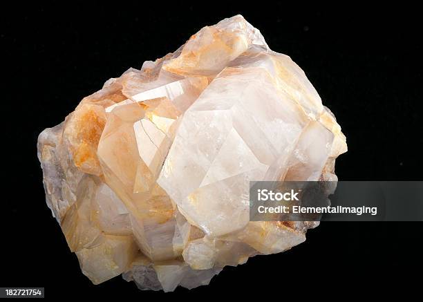 Photo libre de droit de Géologie De Cristaux De Quartz Isolé Sur Noir banque d'images et plus d'images libres de droit de Calcite - Calcite, Métal précieux, Aliment cru