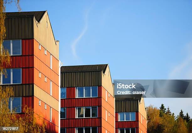 Apartamento Edifícios Em Uma Linha - Fotografias de stock e mais imagens de Edifício residencial - Edifício residencial, Mata, Moderno