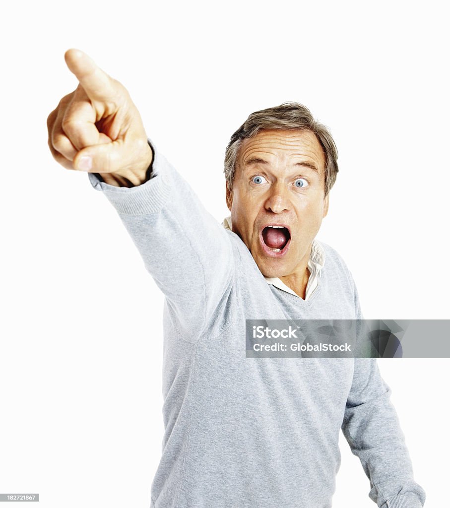 Shocked senior hombre apuntando hacia afuera contra blanco - Foto de stock de Indicar libre de derechos