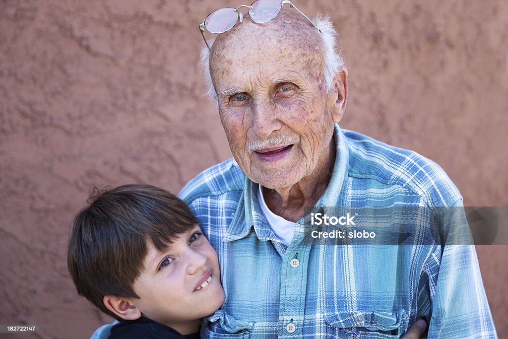 Jóvenes y viejo - Foto de stock de Abuelo libre de derechos