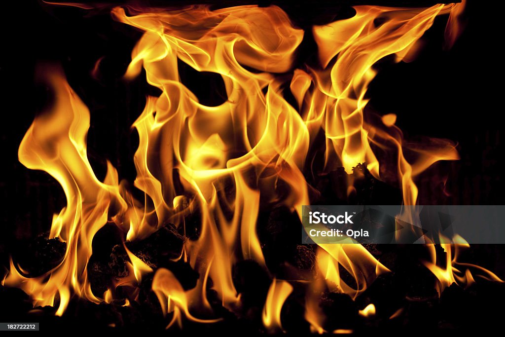 Горячий пламя в огонь в черный фон - Стоковые фото Без людей роялти-фри