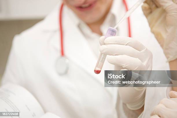 Tubo De Ensayo Foto de stock y más banco de imágenes de Adulto - Adulto, Adulto joven, Agarrar