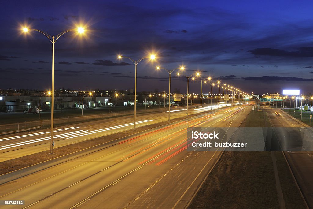 Iluminado en la noche de la ciudad de Montreal - Foto de stock de Farola libre de derechos