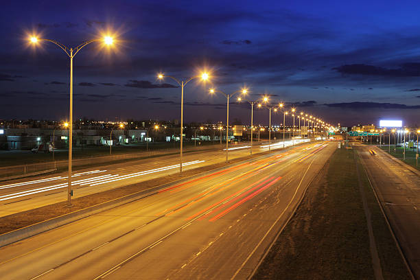 montreal illuminato autostrada di notte - viale foto e immagini stock