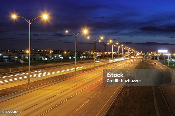 Montreal Iluminado À Noite Na Estrada - Fotografias de stock e mais imagens de Poste - Poste, Equipamento de Iluminação, Iluminado