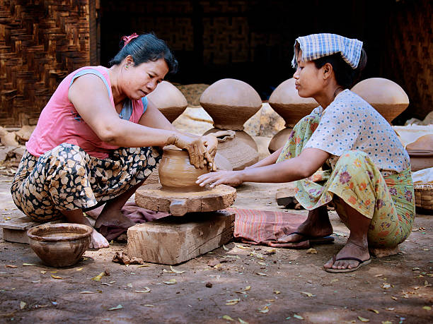 Mujeres haciendo tierra, recipientes - foto de stock