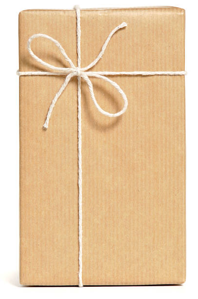 brown enveloppé de colis - wrapped package string box photos et images de collection