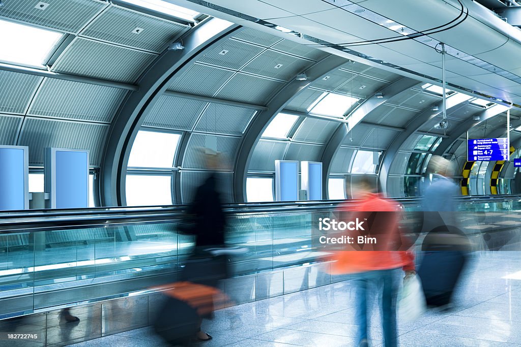 승객 걷기 침울 초현대적 공항 터널 - 로열티 프리 3 명 스톡 사진