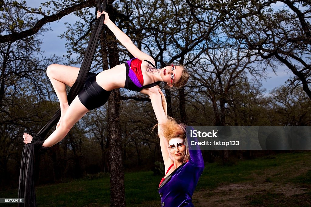 여성 acrobats 수행 on 실크 리본 - 로열티 프리 2명 스톡 사진
