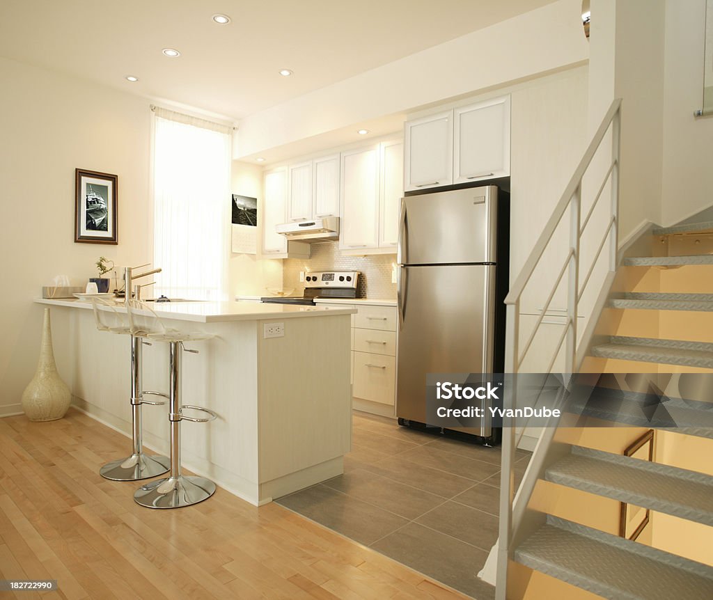 Moderna cocina blanco residencial - Foto de stock de Cocina - Estructura de edificio libre de derechos