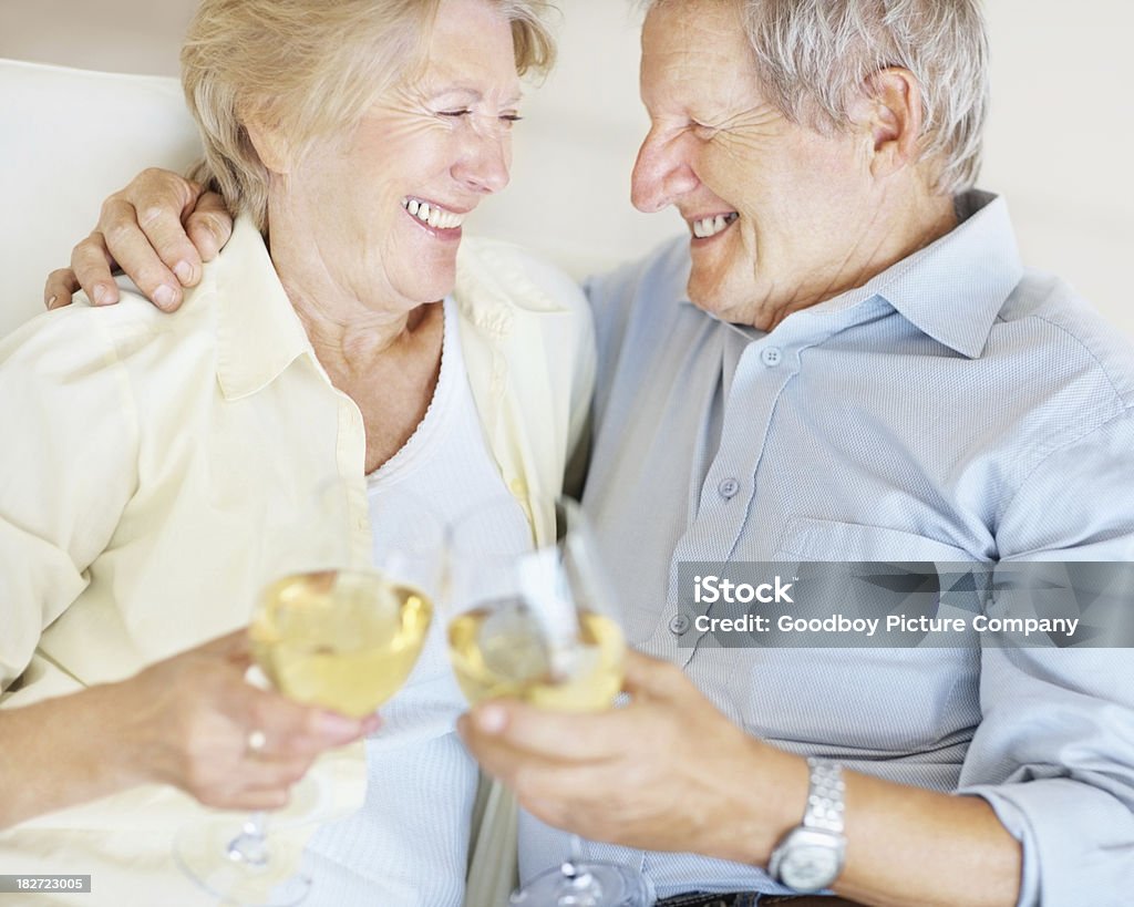 이뤄보세요-선임 커플입니다 술마시기 화이트 와인 함께 - 로열티 프리 2명 스톡 사진