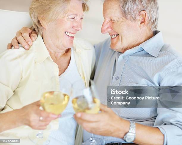 이뤄보세요선임 커플입니다 술마시기 화이트 와인 함께 2명에 대한 스톡 사진 및 기타 이미지 - 2명, 70-79세, 귀여운