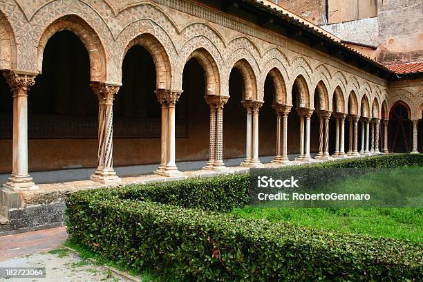 Foto de Monreale Cloister e mais fotos de stock de Catedral de Monreale - Catedral de Monreale, Átrio - Característica arquitetônica, Abadia - Mosteiro