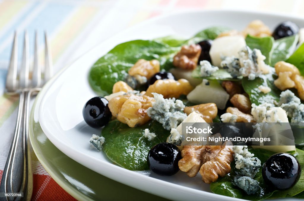 Здоровый салат со шпинатом - Стоковые фото Белый роялти-фри