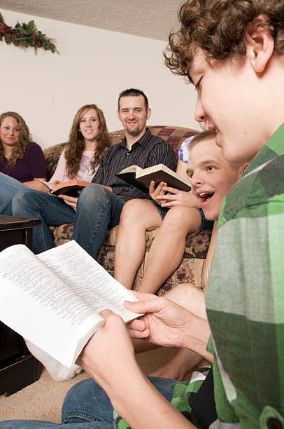 młody człowiek czytanie biblii w teen badania - bible youth organization teenager christianity zdjęcia i obrazy z banku zdjęć