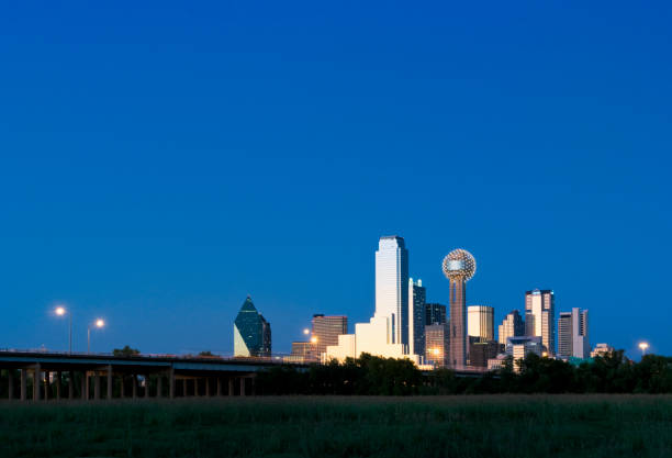 horizonte de dallas, ao anoitecer - bank of america plaza - fotografias e filmes do acervo