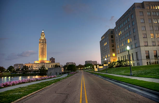 Louisiana State Capitol Road leading to the Louisiana State Capitol building in located in Baton Rouge. Baton Rouge  is the second largest city in louisiana located on the banks of the Mississippi River. Baton Rouge is known for its Southern lifestyle, historic sites, bar and restaurant environment baton rouge stock pictures, royalty-free photos & images