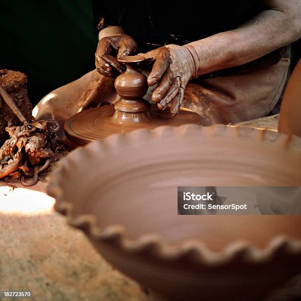 Photo libre de droit de Poterie Artisan banque d'images et plus d'images libres de droit de Assiette - Assiette, Tournoyer, Adulte