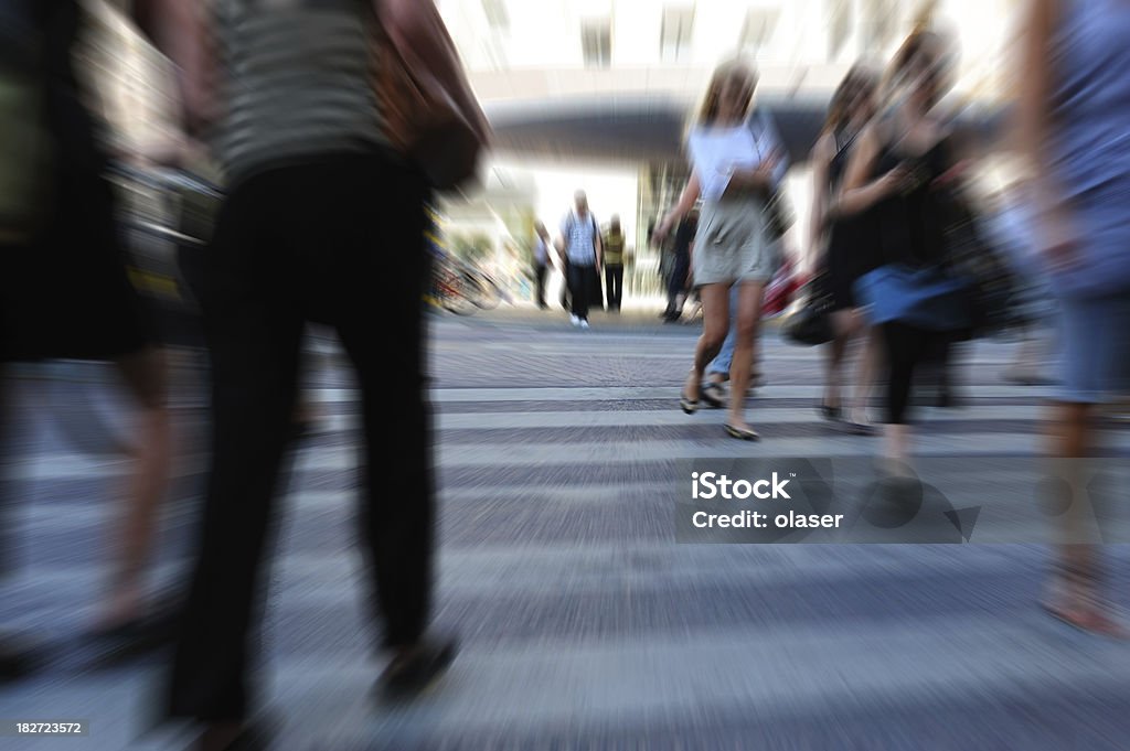 Jeunes traverser la rue, motion blur - Photo de Activité libre de droits