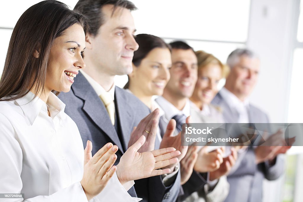 Contemporâneo pessoas de negócios aplaudindo em uma conferência. - Foto de stock de Adulto royalty-free