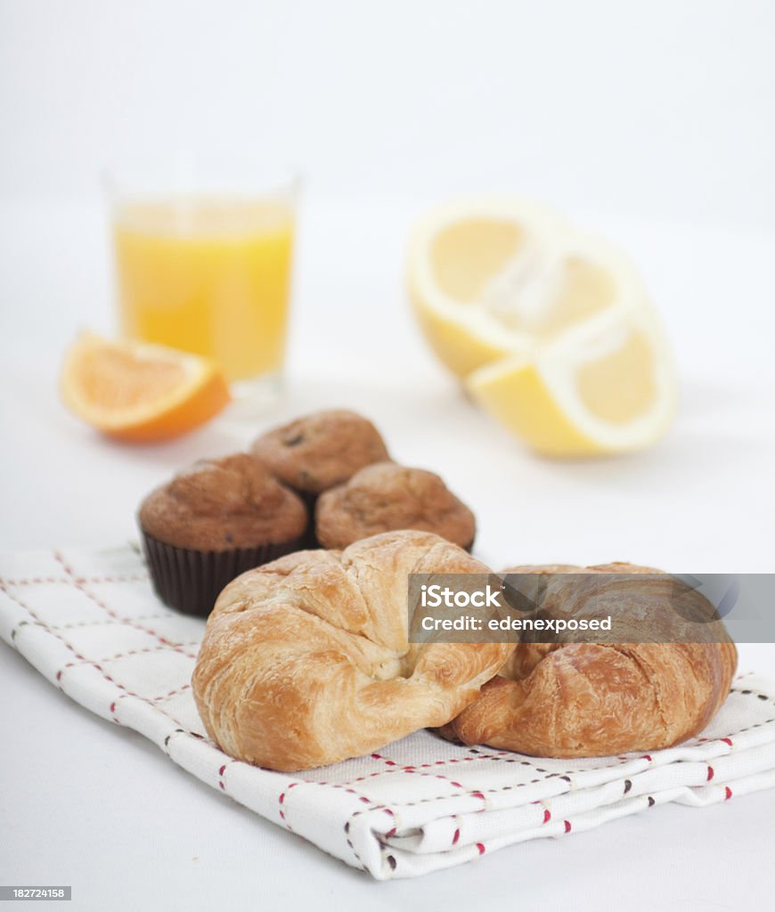 Croissant e frutta - Foto stock royalty-free di Agrume