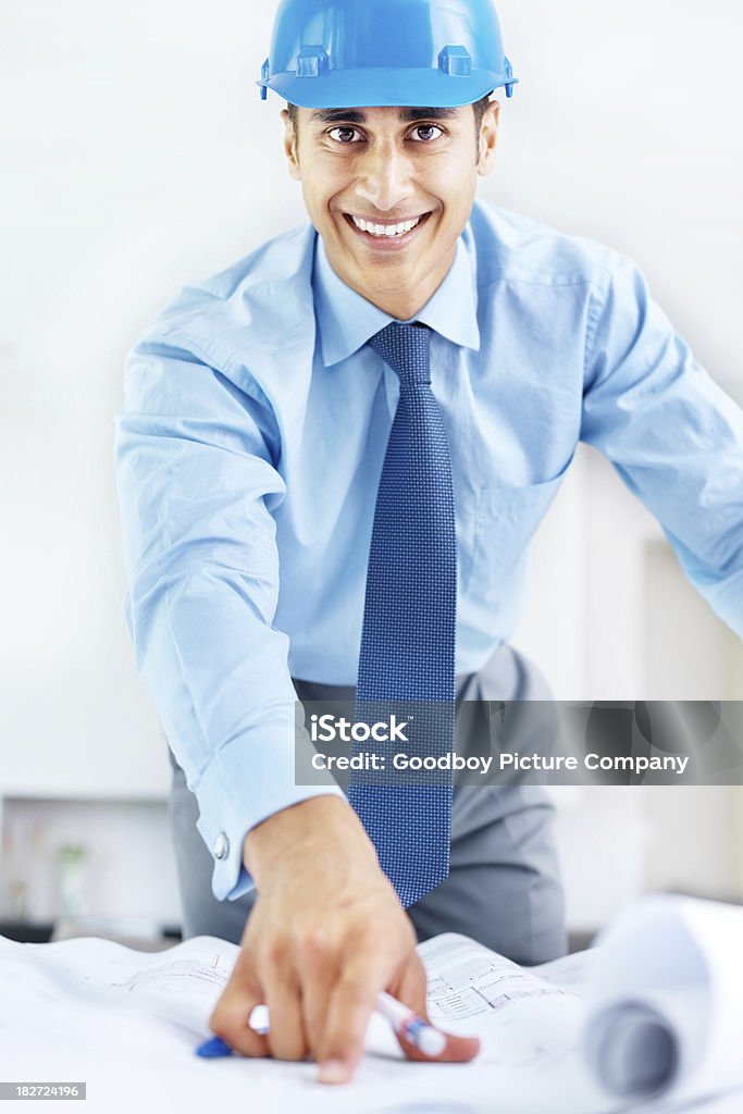 Feliz hombre de negocios trabajando en azul impresiones - Foto de stock de 20 a 29 años libre de derechos
