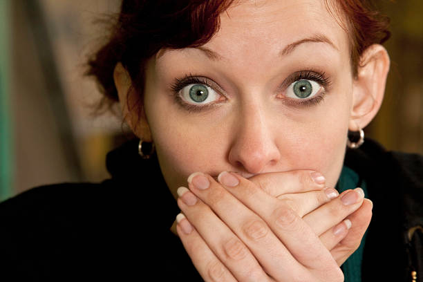 sorprendido joven mujer con las manos en la boca - raised eyebrows women human face thinking fotografías e imágenes de stock