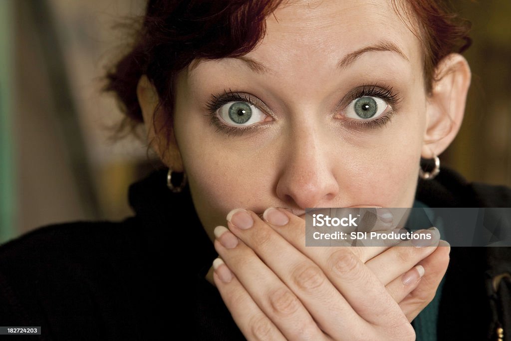 Sorpresa donna giovane con le mani sopra la sua bocca - Foto stock royalty-free di Donne