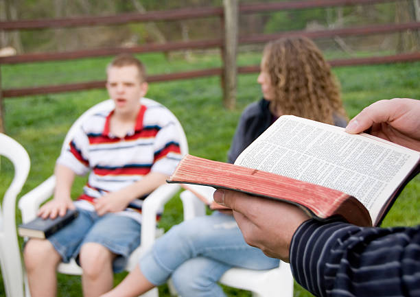 teen biblia badania - bible youth organization teenager christianity zdjęcia i obrazy z banku zdjęć