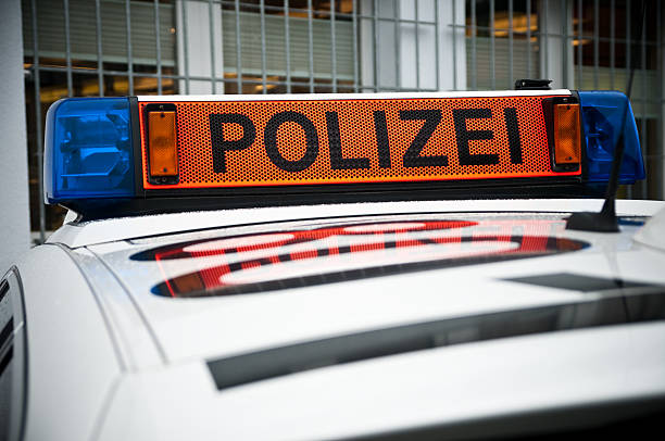 полиция siren перед тюрьмы - german culture flash стоковые фото и изображения