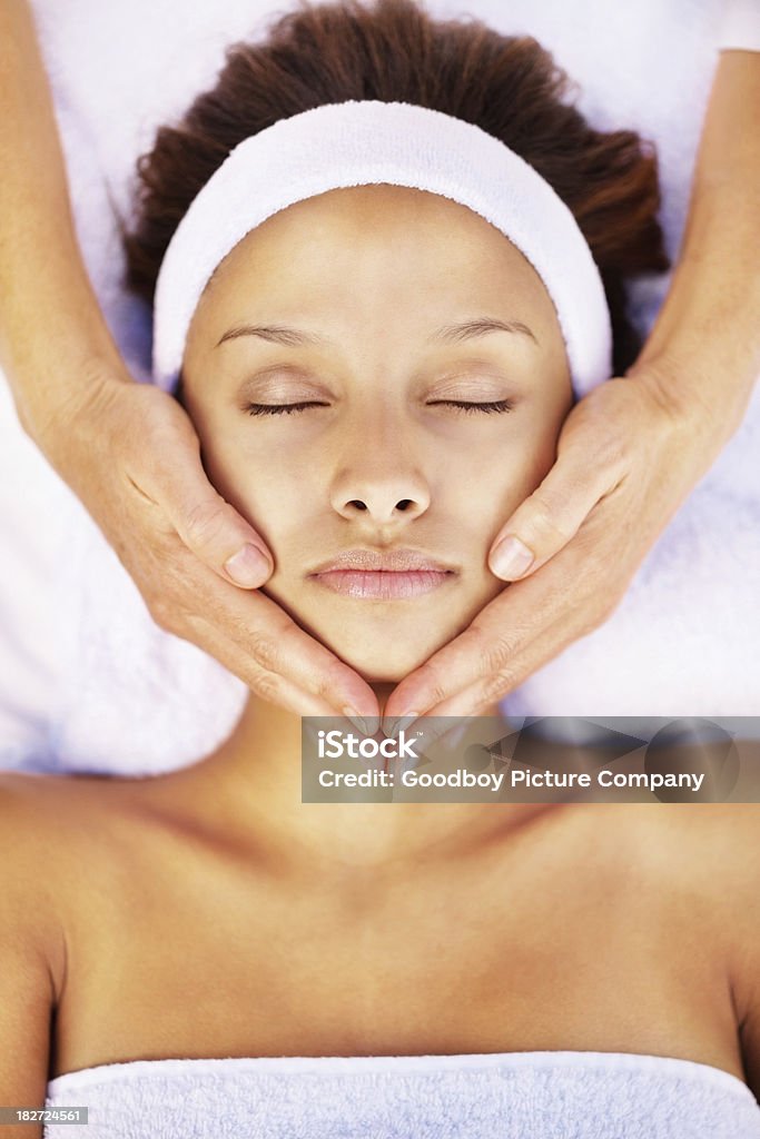 Friedliche Frauen bekommen eine Gesichtsbehandlung, massage - Lizenzfrei 18-19 Jahre Stock-Foto