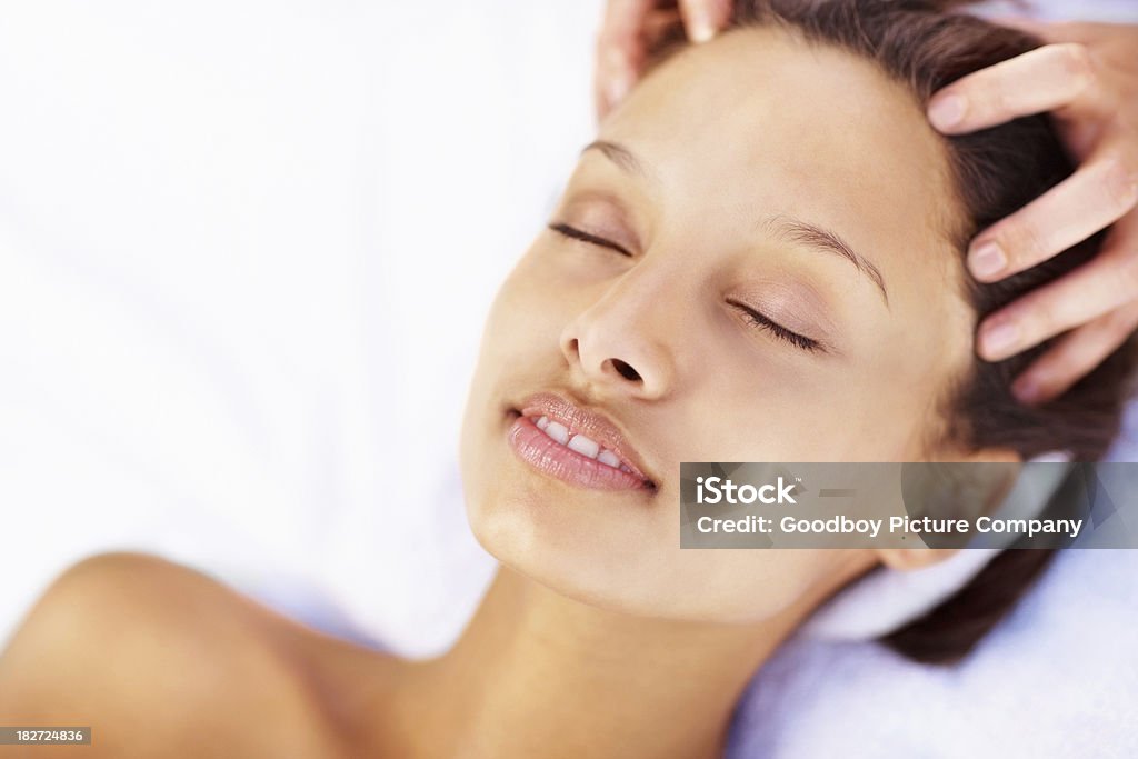 Plano aproximado de uma mulher bonita no spa com Massagem na Cabeça - Royalty-free 18-19 Anos Foto de stock