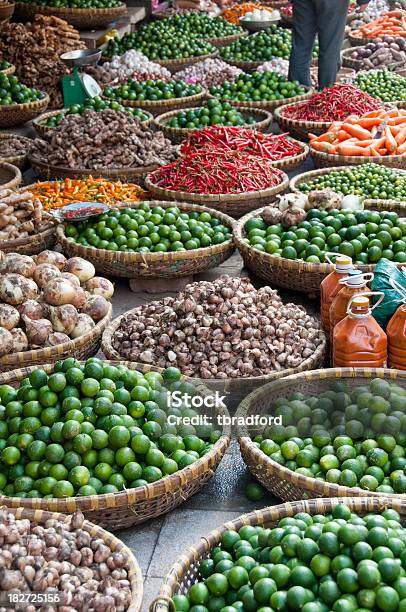 Mercado De Calle Foto de stock y más banco de imágenes de Aire libre - Aire libre, Alimento, Asia