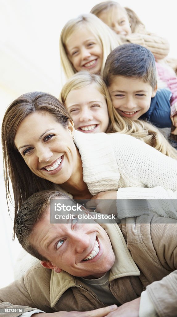 Allegro uomo e donna che si diverte con i bambini - Foto stock royalty-free di 10-11 anni