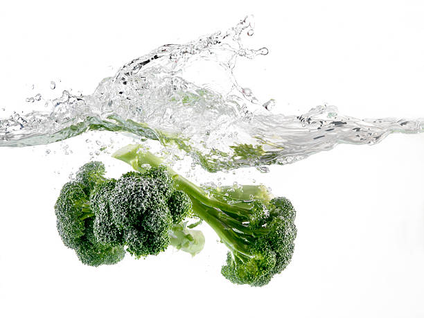 istock Brocoli Splashing in Water 182725611