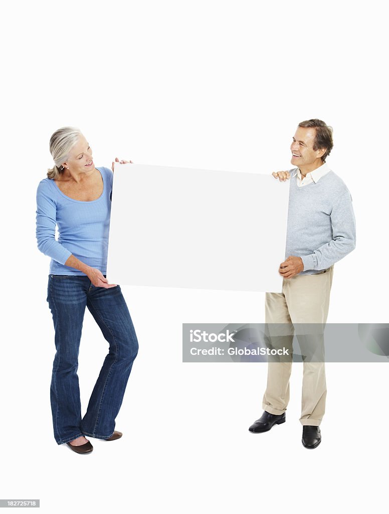 カジュアルな高齢者のカップルを持つ空の看板をホワイト - 2人のロイヤリティフリーストックフォト