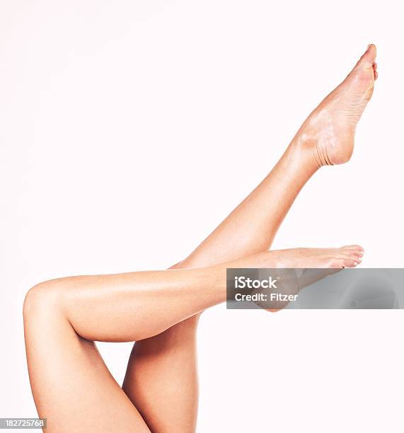 Piękne Nogi Białym Tle - zdjęcia stockowe i więcej obrazów Ciało ludzkie - Ciało ludzkie, Kobiety, Piękno