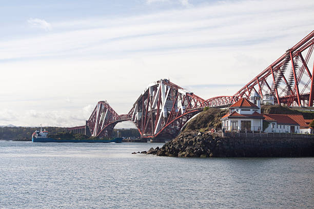 ponte ferroviario sul forth a edimburgo, scozia - bridge edinburgh panoramic scenics foto e immagini stock