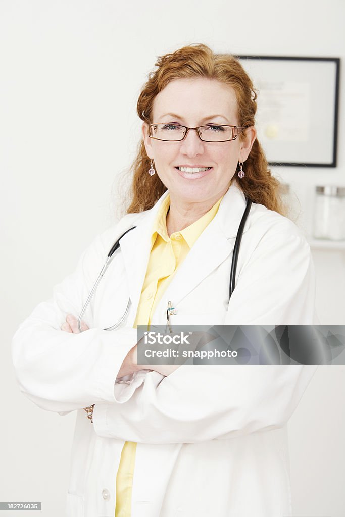 Weibliche medizinische professionelle Arzt oder Krankenschwester - Lizenzfrei 35-39 Jahre Stock-Foto