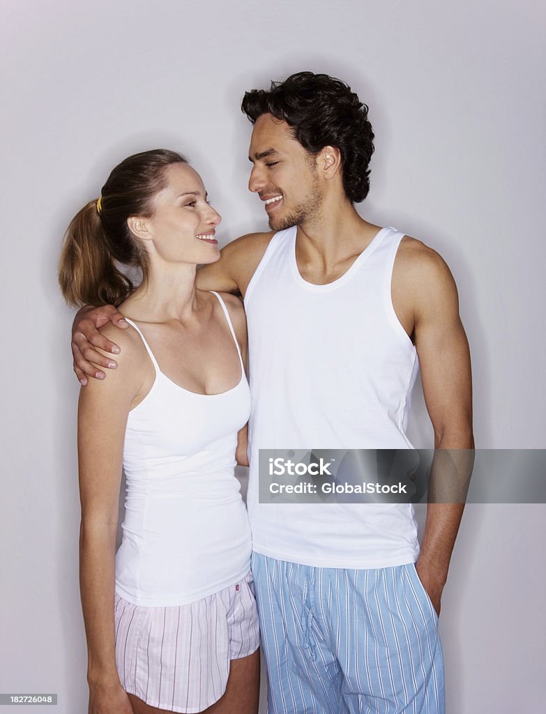 ロマンチックな若いカップル一緒に立っている灰色の背景 - 20-24歳のロイヤリティフリーストックフォト