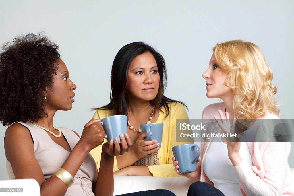 Grupo diversificado de mulheres conversando - Foto de stock de Chá - Bebida quente royalty-free