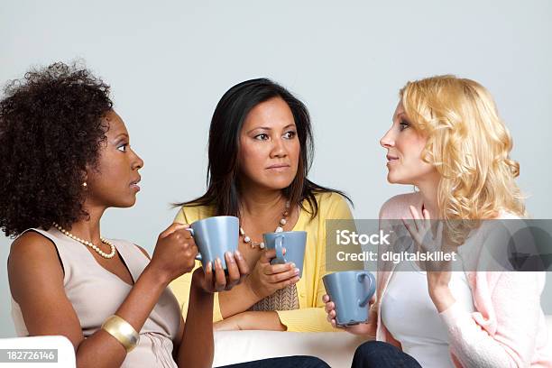 Foto de Grupo Diversificado De Mulheres Conversando e mais fotos de stock de Chá - Bebida quente - Chá - Bebida quente, Mulheres, Sério