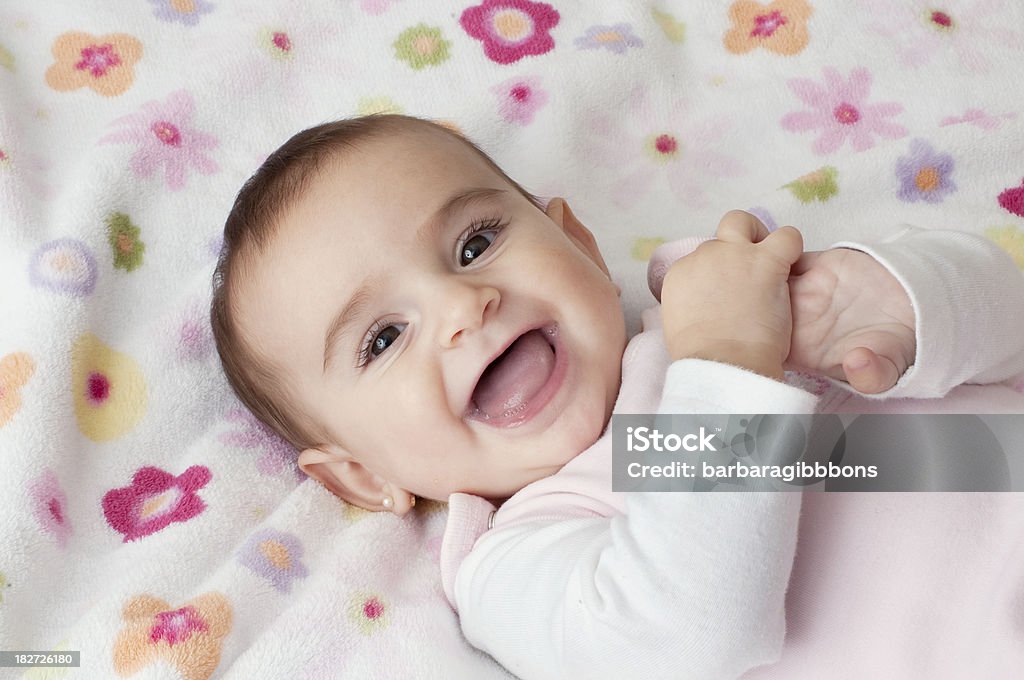 Счастливый ребенок девочка - Стоковые фото 0-11 месяцев роялти-фри