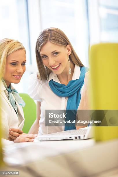Businessteam Stockfoto und mehr Bilder von Arbeiten - Arbeiten, Arbeitsstätten, Berufliche Beschäftigung