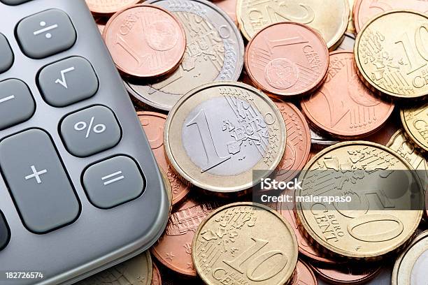 Calculadora Con Monedas De Euro Foto de stock y más banco de imágenes de Abundancia - Abundancia, Accesorio financiero, Actividad comercial