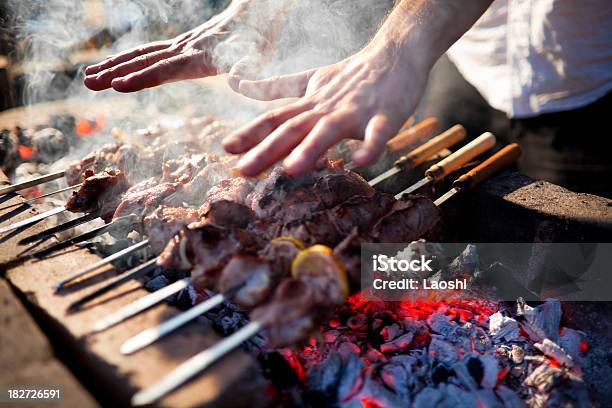 Kebab Con Barbecue - Fotografie stock e altre immagini di Ambientazione esterna - Ambientazione esterna, Arrosto allo spiedo, Barbecue - Cibo